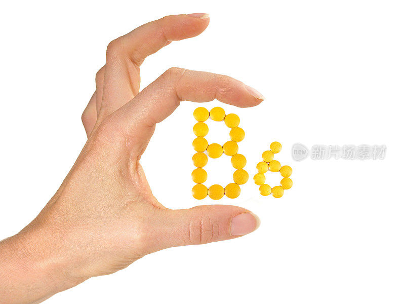 维生素B药片分离- B6在白色背景与妇女手